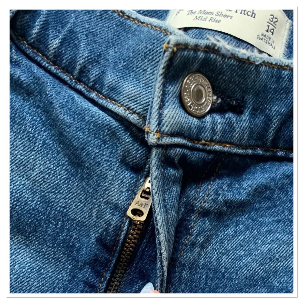 Abercrombie & Fitch Mid Rise Mom Short Jean Shorts Raw Hem Blue Size 32
